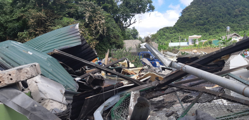 Mái nhà bằng tôn và hàng rào thép B40 nằm ngổn ngang giữa đống đổ nát
