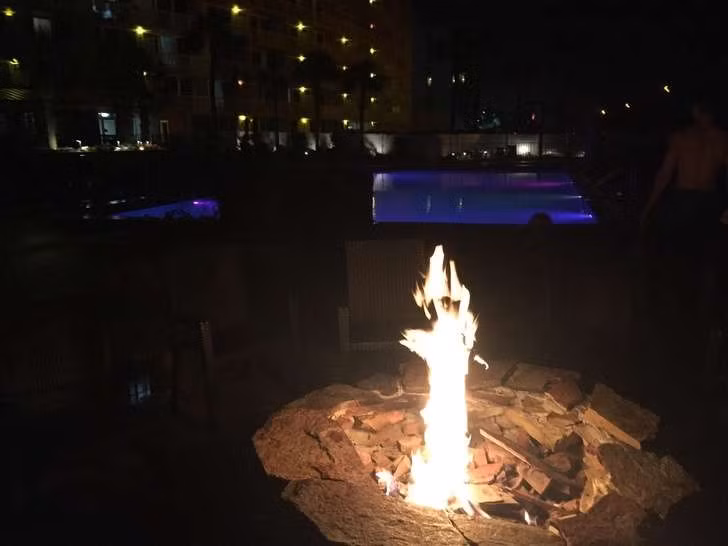 Ngọn lửa bùng cháy trông giống như bàn tay của quỷ lửa.