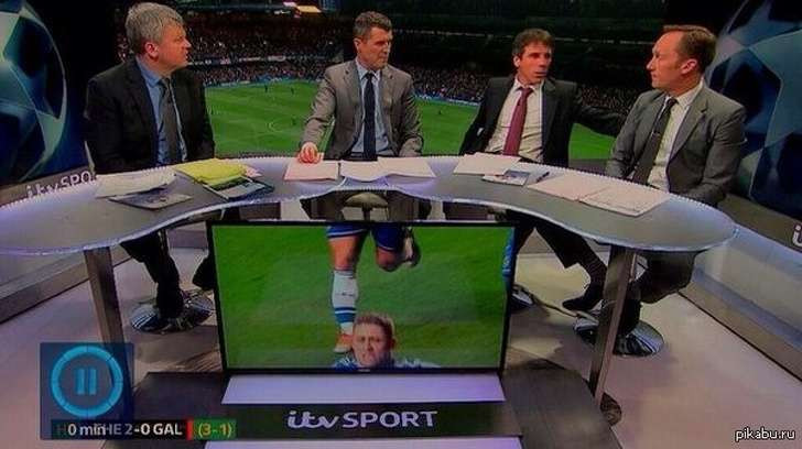 Góc chụp này khiến nửa thân dưới của bình luận viên trông giống như đang ở trên sân cỏ.