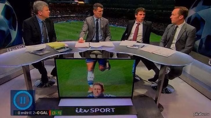 Góc chụp này khiến nửa thân dưới của bình luận viên trông giống như đang ở trên sân cỏ.