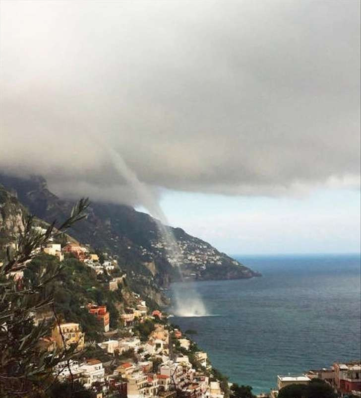 Một cơn mưa kỳ lạ khiến tất cả mọi người đều muốn tìm hiểu xem đây là hiện tượng thiên nhiên gì.