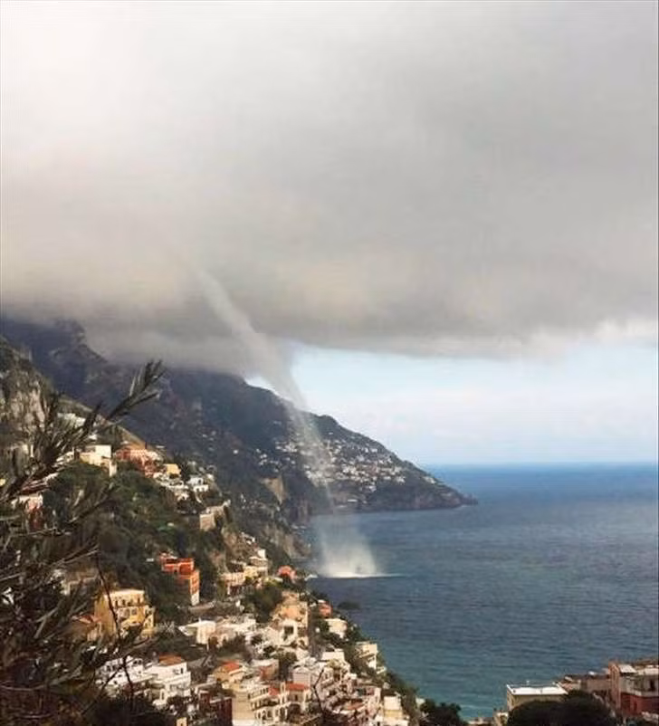 Một cơn mưa kỳ lạ khiến tất cả mọi người đều muốn tìm hiểu xem đây là hiện tượng thiên nhiên gì.