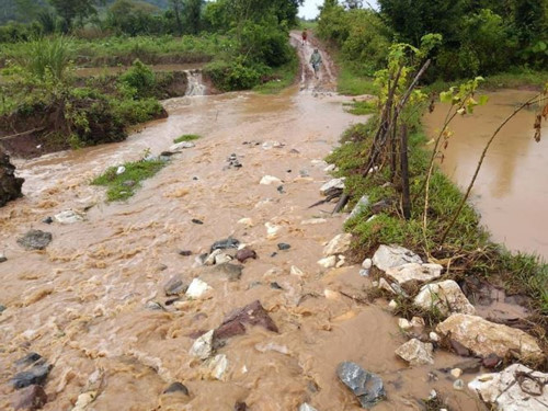 Đường vào khu vực máy bay rơi lầy lội, ngập nước do mưa.