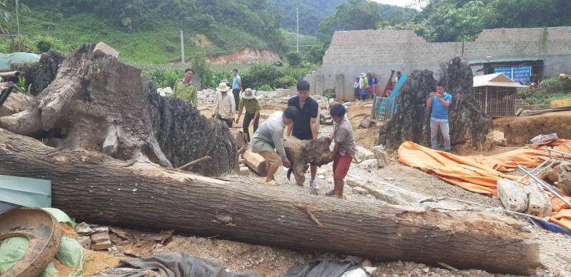 Lực lượng chức năng cùng người dân địa phương hỗ trợ dọn dẹp, san ủi ngôi nhà