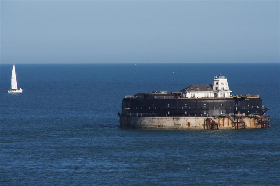 Pháo đài Spitbank, Anh: Nằm bên ngoài bờ biển Portsmouth, các pháo đài quân sự hình tròn, được xây dựng từ thế kỷ 19 nay đã trở thành khách sạn sang trọng với 8 phòng ngủ, trong đó Spitbank là pháo đài nhỏ nhất nhưng hoàn chỉnh với hầm rượu vang, hồ bơi nước nóng, phòng xông hơi khô và hiên tắm nắng. Ảnh: Bob White/Flickr.