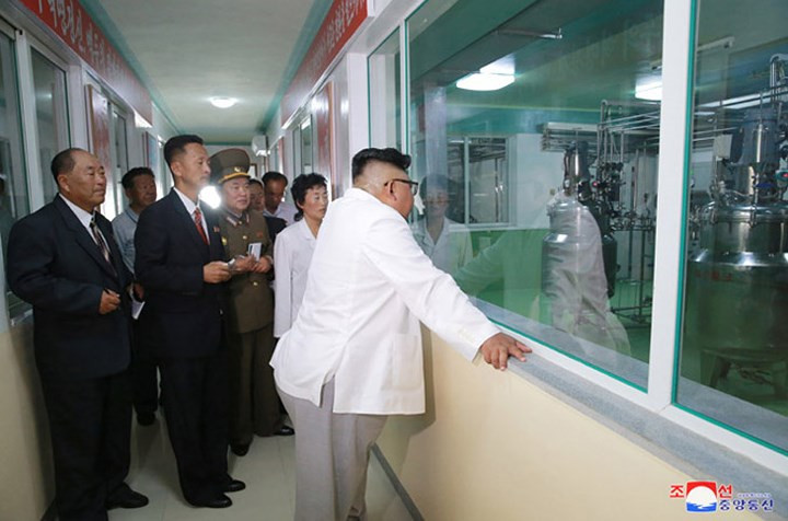 Ông Kim Jong Un tỏ ra hài lòng trước thái độ làm việc nghiêm túc khi thấy máy móc hoạt động hết công suất dù ông có chuyến kiểm tra đột xuất đến nhà máy.
