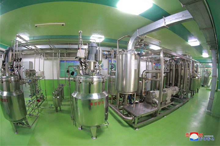 Nhà lãnh đạo Triều Tiên cũng bày tỏ ấn tượng về quy trình vệ sinh trong nhà máy thực phẩm quân đội này.