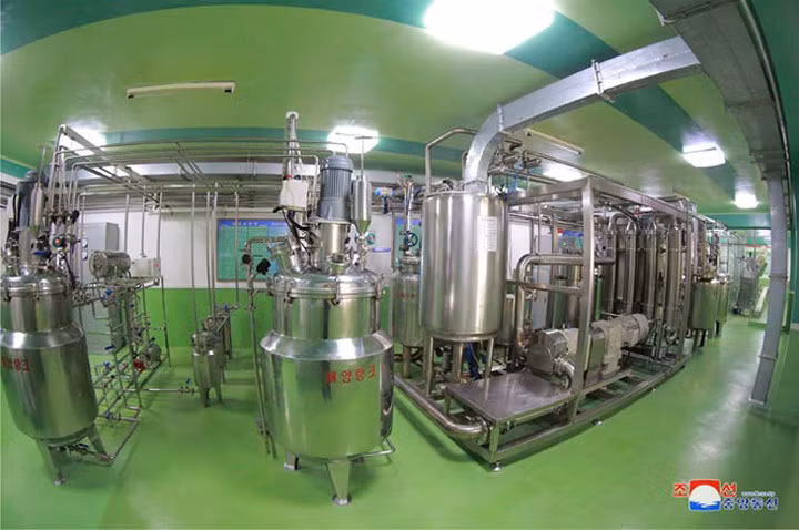 Nhà lãnh đạo Triều Tiên cũng bày tỏ ấn tượng về quy trình vệ sinh trong nhà máy thực phẩm quân đội này.