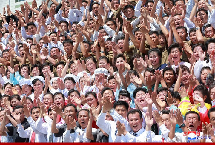 Tất cả dường như đều rất phấn khởi khi được diện kiến Nhà lãnh đạo Kim Jong Un.