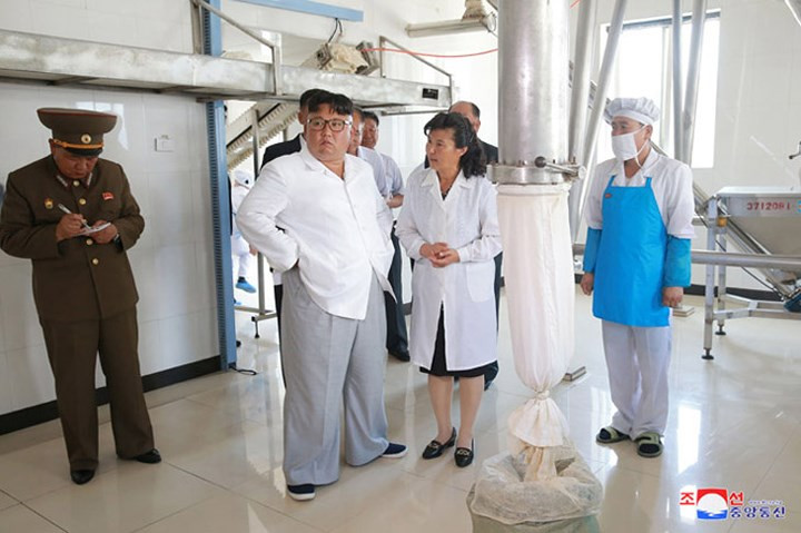 Ông Kim Jong Un lắng nghe báo cáo của đại diện nhà máy.