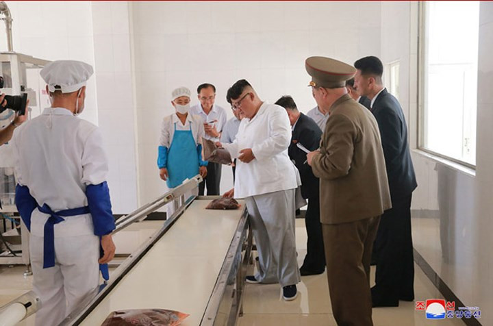 Ông Kim Jong Un kiểm tra một dây chuyền sản xuất.