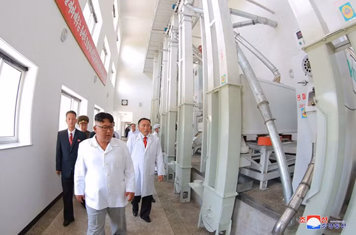 Trong chuyến kiểm tra hoạt động của nhà máy số 525, người ta không thấy sự hiện diện của bà Ri Sol Ju – Phu nhân của Nhà lãnh đạo Triều Tiên.