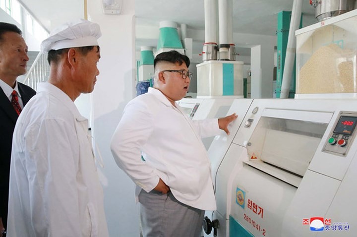 Nhà lãnh đạo Triều Tiên quan sát hoạt động của máy móc trong nhà máy số 525.