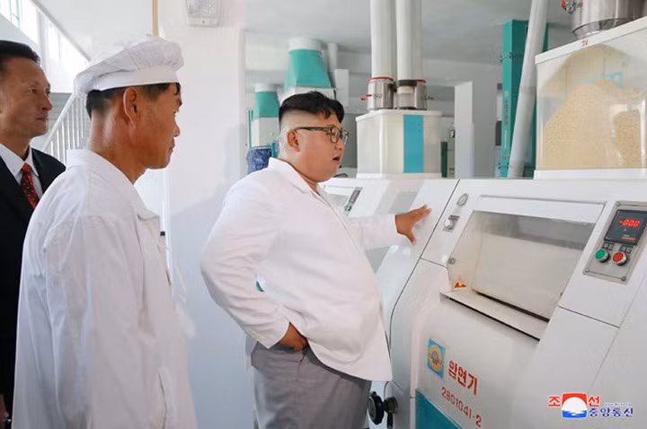 Nhà lãnh đạo Triều Tiên quan sát hoạt động của máy móc trong nhà máy số 525.