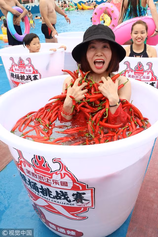 Những người tham gia cuộc thi sẽ phải ngồi trong một xô đầy ớt cay và nước nóng.