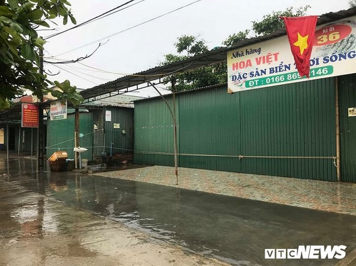 Bên cạnh đó, các hộ kinh doanh ven biển đã chằng chéo, cột néo ki-ốt, cửa hàng nhằm đối phó với cơn bão số 3 dự kiến đổ bộ vào đất liền tối nay.