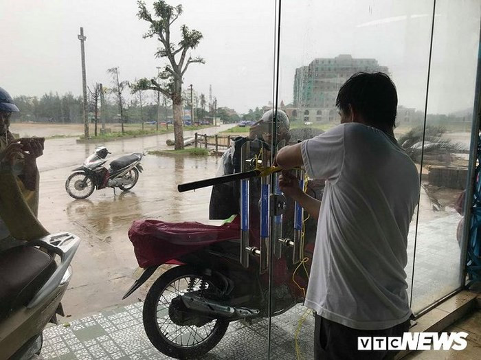 Đến khoảng 17h ngày 18/7, tại hầu hết vùng ven biển ở Nghệ An như: thị xã Cửa Lò, Hoàng Mai, Diễn Châu, Quỳnh Lưu, Nghi Lộc..., công tác chuẩn bị đã sẵn sàng để đối phó với cơn bão số 3.