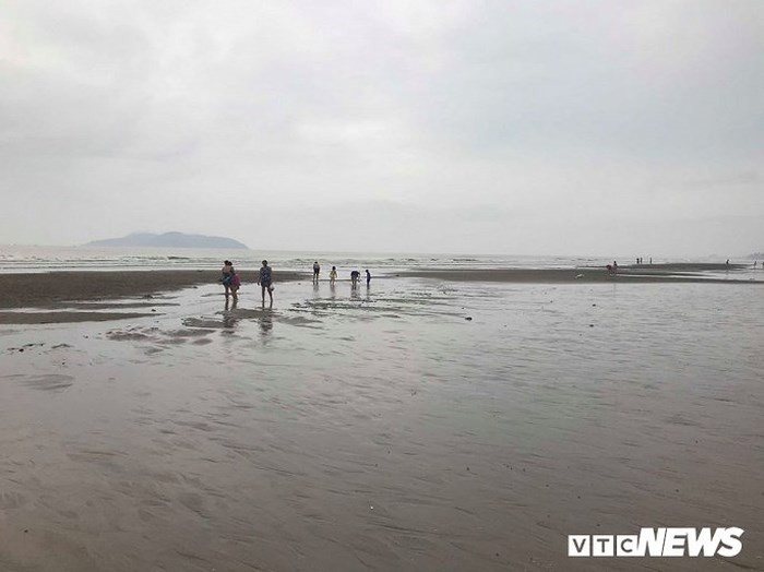 Trong khi nhiều người lên bờ khi được cảnh báo, vẫn còn những du khách phớt lờ hướng dẫn của lực lượng chức năng, tiếp tục ở lại bãi biển.