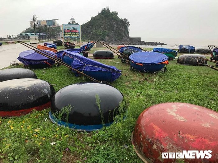 Thuyền thúng câu mực của ngư dân Nghệ An được đưa vào trú bão an toàn.