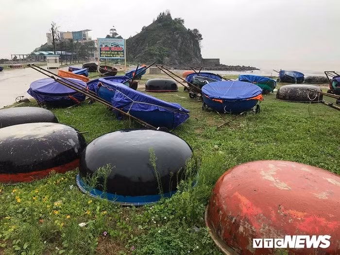 Thuyền thúng câu mực của ngư dân Nghệ An được đưa vào trú bão an toàn.