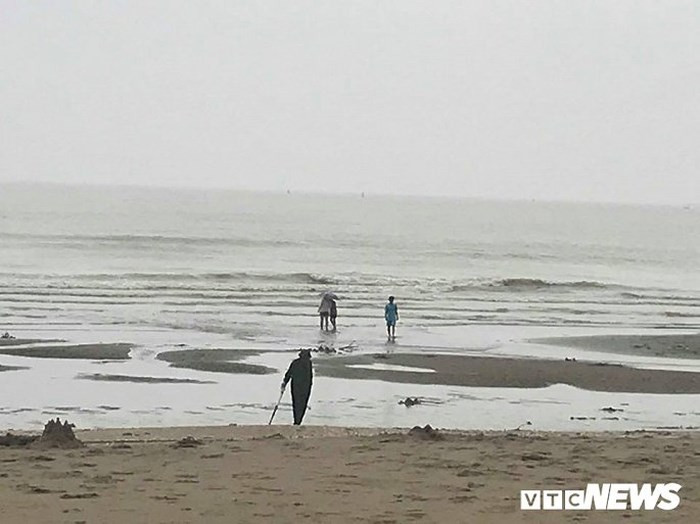 Lực lượng chức năng ra biển hướng dẫn người dân vào bờ vì sóng và gió càng lúc càng mạnh, rất nguy hiểm.