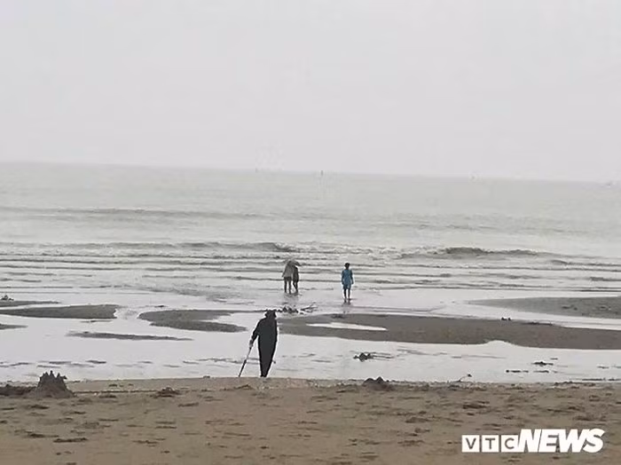 Lực lượng chức năng ra biển hướng dẫn người dân vào bờ vì sóng và gió càng lúc càng mạnh, rất nguy hiểm.