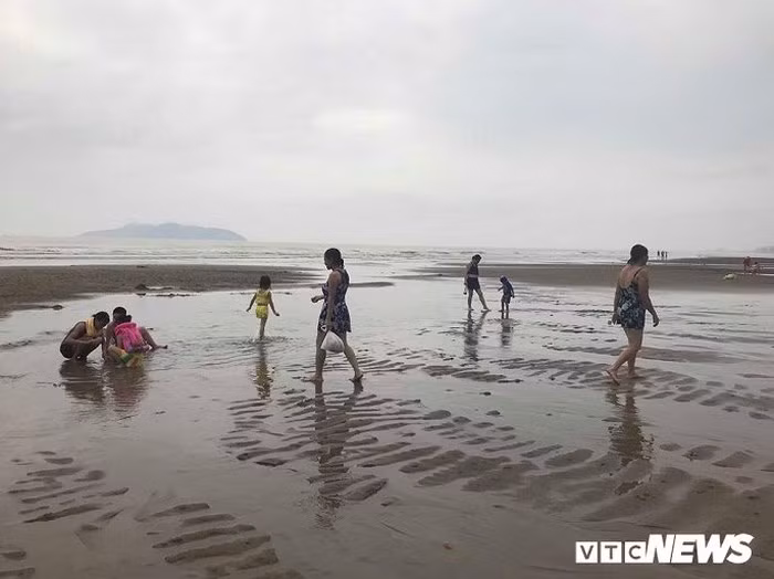 Theo ghi nhận của PV VTC News, cuối giờ chiều 18/7, dù bão số 3 Sơn Tinh sắp đổ bộ nhưng tại bãi biển Cửa Lò, một số du khách vẫn vô tư xuống biển tắm.