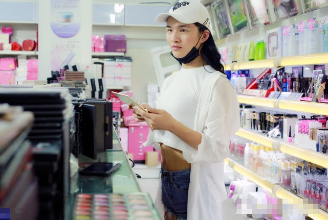 Muốn mau chóng kiếm tiền, giúp cha và em gái có cuộc sống tốt hơn, trải qua nhiều công việc, mới đây, Ân Chí có quyết định khiến người khác phải giật mình, chàng trai trẻ quyết định dùng toàn bộ tiền tiết kiệm để nâng ngực.