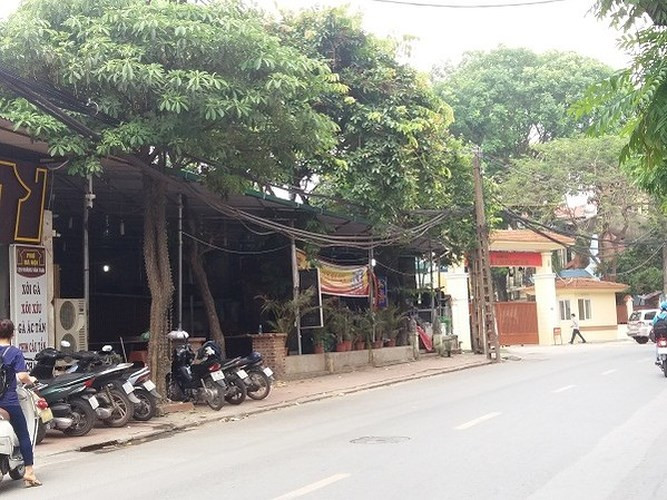 Theo tìm hiểu của phóng viên báo Môi trường và đô thị, những vị trí đắc địa của Quân chủng Phòng không Không quân đang có dấu hiệu bị chiếm dụng bởi các hộ kinh doanh. Tình trạng lộn xộn trải khắp xung quanh các đường Nguyễn Lân, Lê Trọng Tấn, Trường Trinh (quận Thanh Xuân, TP.Hà Nội). Trong ảnh, tại khu vực đường Hoàng Văn Thái (quận Thanh Xuân, TP.Hà Nội) nhiều dấu hiệu cho thấy đất quốc phòng đã bị biến tướng, trở thành những tụ điểm nhậu nhẹt ngay trong phần đất quân đội. (Ảnh: moitruongvadothi.vn)