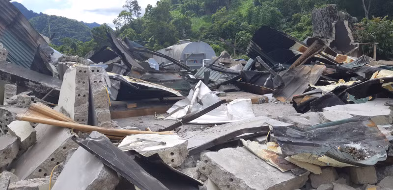 Nhà của Nguyễn Thanh Tuân lắp đặt nhiều camera, xây dựng kiên cố, có hầm thiết kế che chắn thành boongke, bên trong tàng trữ nhiều vũ khí quân dụng, xăng, bình ga để chống trả lực lượng vây bắt. Nhưng tất cả đã đổ sập khi lực lượng công an trấn áp