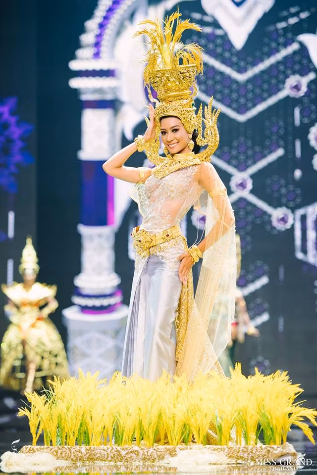 Một nữ thí sinh "chiêu đãi" khán giả bằng cánh đồng lúa vàng óng ả.