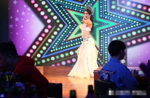 Tuy nhiên, ổn định là chưa đủ, mới đây, chàng trai quyết tâm đi nâng ngực, khiến vẻ bề ngoài của mình hoàn toàn giống như con gái. Mục đích của cậu là khiến mình chuyên nghiệp hơn, có thể kiếm được nhiều tiền hơn.