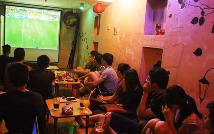 Mất người yêu vì để bạn gái đi xem World Cup cùng người bạn thân (Ảnh minh họa).
