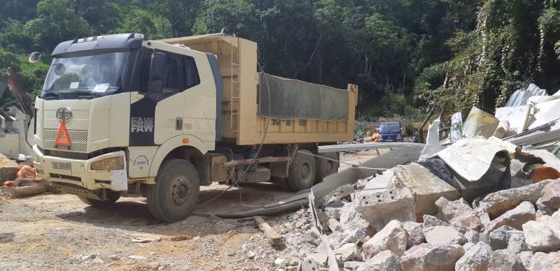 Xe xúc ủi, xe tải được huy động để san phẳng ngôi nhà của ông trùm ma túy Nguyễn Thanh Tuân ở xã Lóng Luông, huyện Vân Hồ