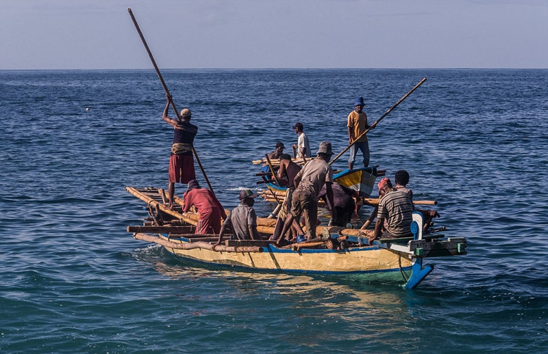 Tại hòn đảo này, các ngư dân tin rằng cá voi là một món quà từ tổ tiên của họ và Thượng đế. Vì vậy, vào đầu mùa săn cá voi, những ngư dân sống trên đảo sẽ tổ chức một buổi lễ tôn giáo để cầu mong có thể săn bắt được cá voi một cách thuận lợi.