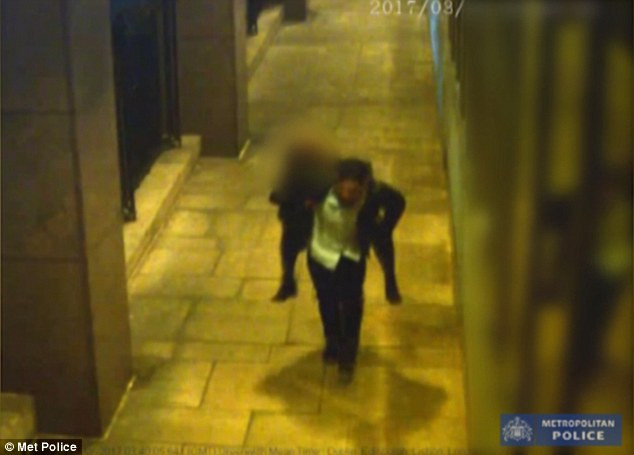 Yêu râu xanh đã đưa nạn nhân vào một hẻm vắng.