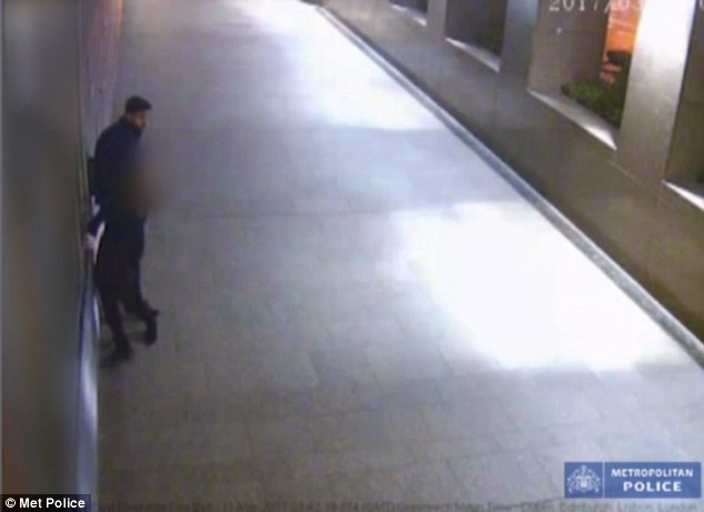 Hình ảnh camera cho thấy cô gái cố bám vào tường để trốn khỏi người đàn ông.