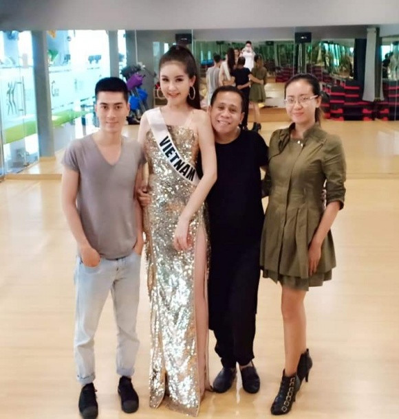 Cô chụp cùng chuyên gia nổi tiếng Anjo Santos (áo đen)