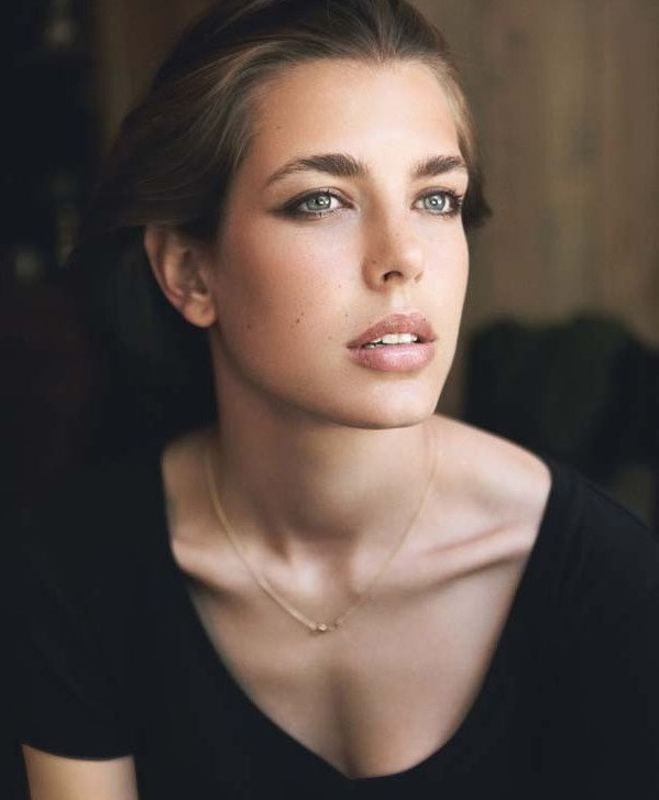 Sinh ra với dòng máu quý tộc, đẹp sắc sảo như minh tinh, có học thức, cá tính lại giỏi thể thao, Charlotte Casiraghi khiến nhiều cô gái phải ghen tỵ. Bởi những điều kiện hơn người, không thiếu "nam thần" điển trai vây quanh công chúa Monaco. Năm 2017, thậm chí có tin đồn tình cảm giữa cô và tài tử Brad Pitt. Ảnh: Pinterest.