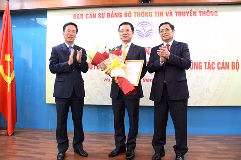 Các đồng chí Phạm Minh Chính, Ủy viên Bộ Chính trị, Bí thư Trung ương Đảng, Trưởng Ban Tổ chức Trung ương, Võ Văn Thưởng, Uỷ viên Bộ Chính trị, Bí thư Trung ương Đảng, Trưởng Ban Tuyên giáo TƯ trao quyết định và tặng hoa chúc mừng đồng chí Nguyễn Mạnh Hùng.