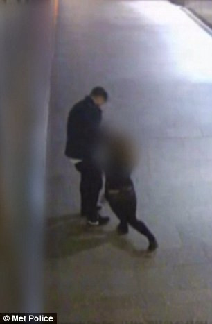 Nạn nhân thậm chí không thể đứng vững.