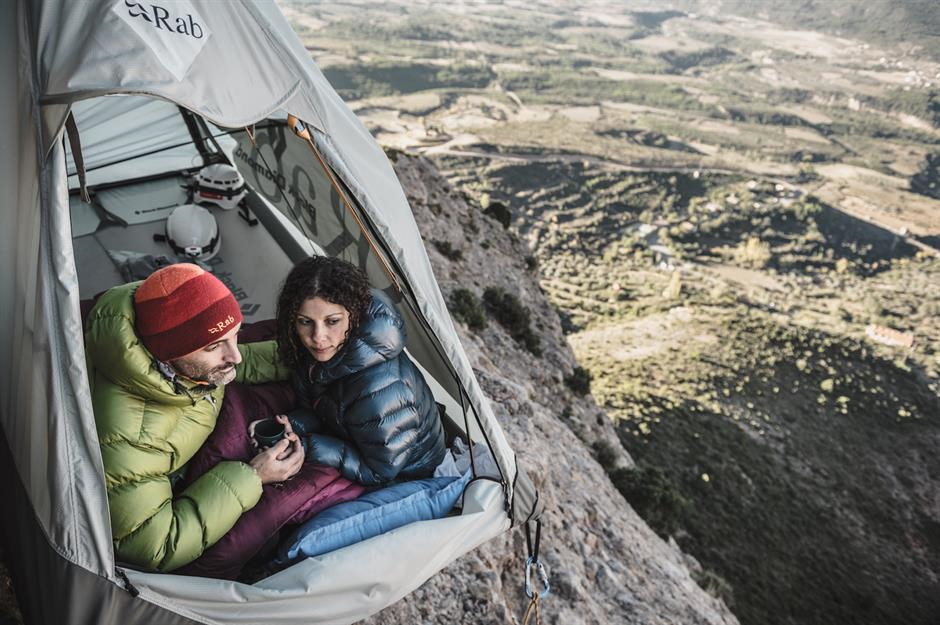 Mallos de Riglos, Tây Ban Nha: Đặt chân đến Pyrenees, du khách được ngắm nhìn vẻ đẹp của vùng nông thôn tây bắc Tây Ban Nha, cũng như ngủ qua đêm trong một chiếc lều lơ lửng treo trên vách đá dốc đứng của Mallos de Riglos, cách mặt đất hơn 100 m. Tại đây, các hướng dẫn viên sẽ giúp du khách leo lên chỗ ở và sẵn sàng hỗ trợ khách hàng bất cứ lúc nào. Ảnh: Muchbetteradventures.