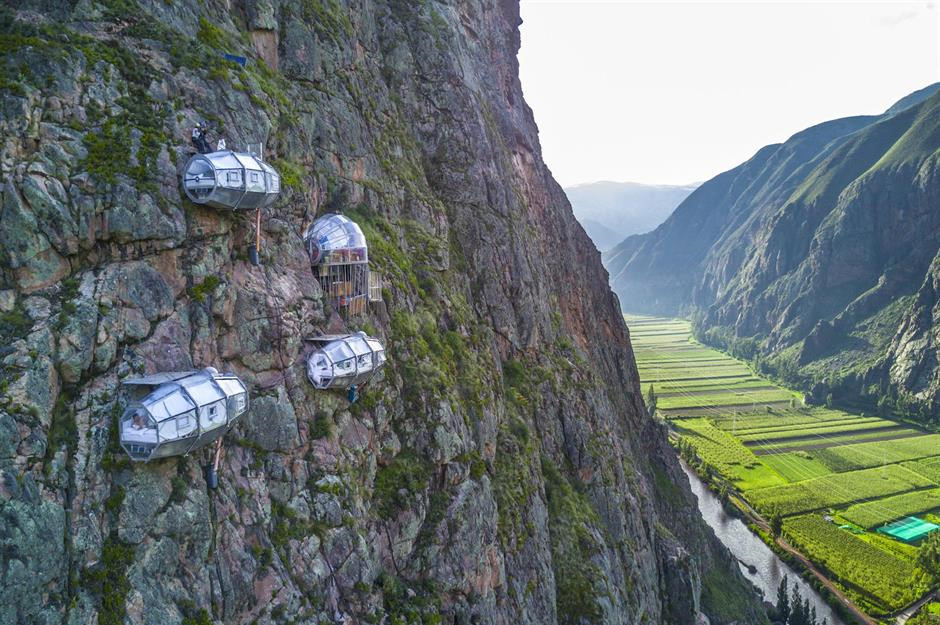 Skylodge Adventure Suites, thung lũng Sacred, Peru: Bám trên sườn núi ở thung lũng Sacred của Cusco, những phòng ngủ con nhộng trong suốt này là thử thách cho những người không ngại mạo hiểm và độ cao. Mỗi phòng ở đây được trang bị giường ngủ, có khu vực ăn uống và cả phòng tắm. Ảnh: Naturavive.