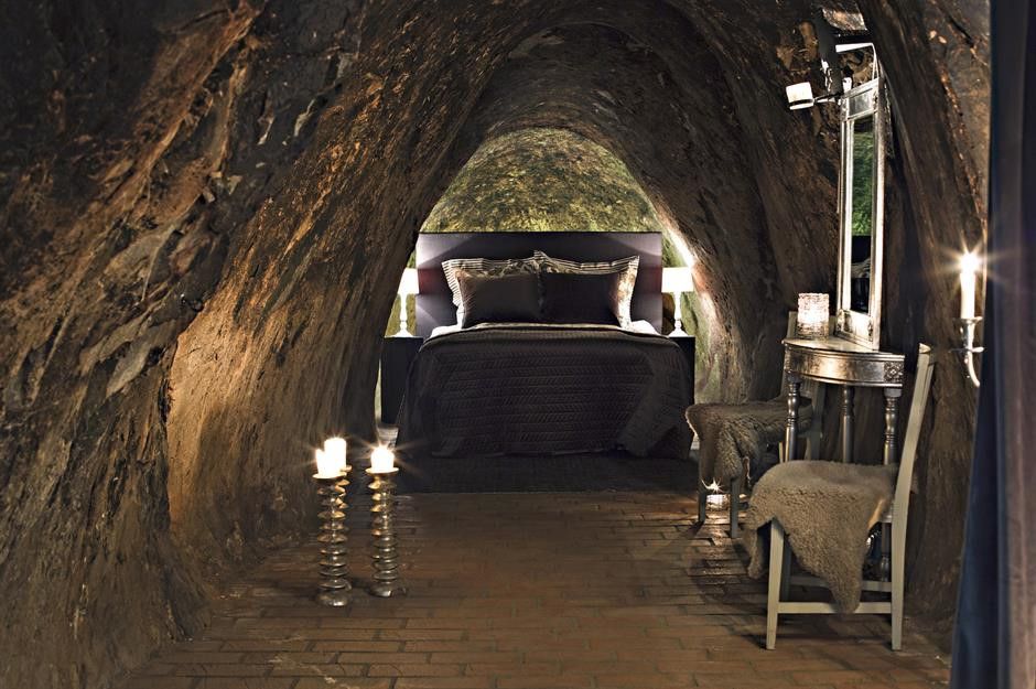 Sala Silvermine, Thụy Điển: Sala Silvermine ở Västmanland, Thụy Điển có phòng ngủ sâu nhất thế giới dành cho 2 người. Tại đây, du khách được tận hưởng một tour du lịch riêng, khám phá các hang động rộng lớn, các phòng trưng bày quanh co và các hồ nước ngầm trước khi nghỉ ngơi trong căn phòng chỉ có ánh nến, ở độ sâu 510 m. Ảnh: Maria Andersson.