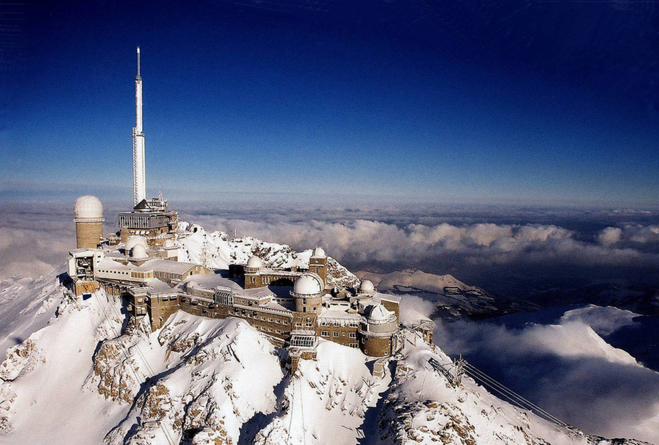 Pic du Midi de Bigorre, Pháp: Qua đêm tại đài quan sát cao nhất Tây Âu trên đỉnh núi Pic du Midi de Bigorre là một trong những kỳ nghỉ hấp dẫn với những người yêu thiên văn. Tại đây, du khách được trải nghiệm cảm giác của các nhà khoa học và thiên văn cũng như ngắm nhìn và nghỉ ngơi dưới bầu trời đêm đầy sao. Ảnh: Survoldefrance.