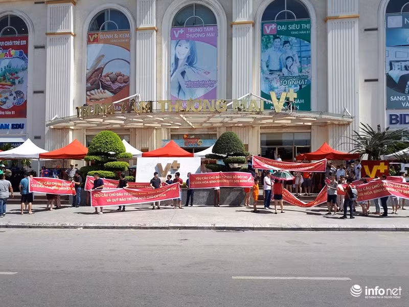 Cư dân chung cư cao cấp Hòa Bình Green City ở 505 Minh Khai (Hai Bà Trưng, Hà Nội) đã cùng nhau tập trung căng băng rôn để đòi quyền lợi khi bỏ ra hàng tỷ đồng mua nhà...
