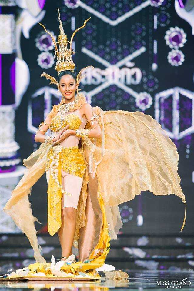 Trong khi đó cô gái này hóa thân thành bươm bướm.