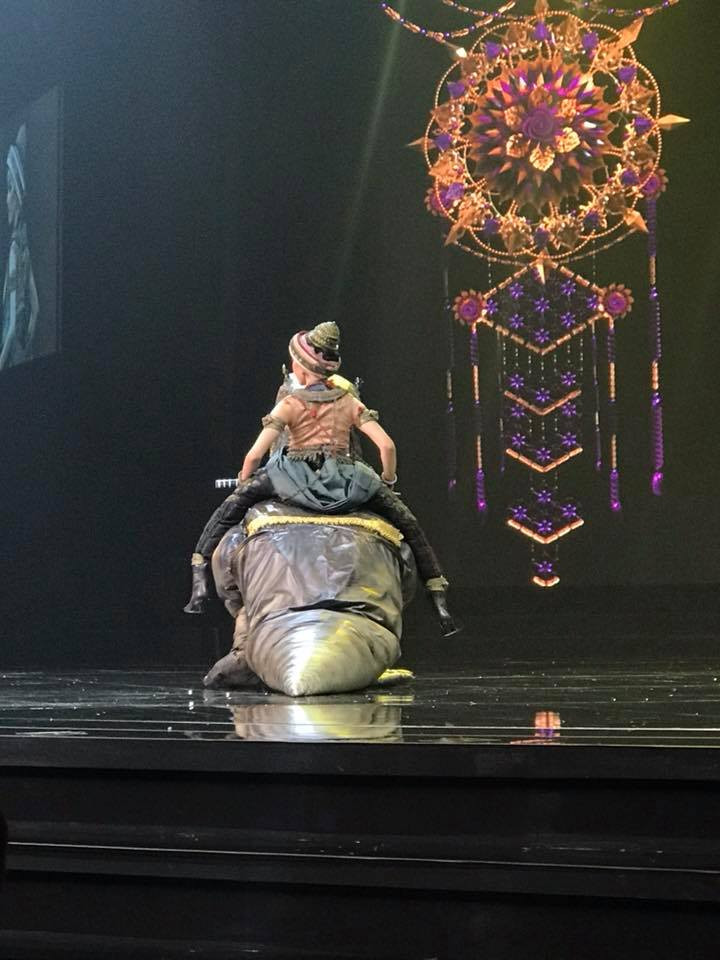 Vì trang phục rất nặng nên mỹ nhân di chuyển chậm trên sân khấu.