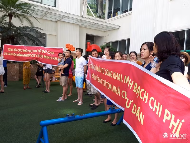 Bỏ ra hàng tỷ đồng mua nhà để được hưởng chất lượng 6 sao như quảng cáo lúc bán nhà của chủ đầu tư nhưng thực tế khi vào ở nhiều cư dân cho biết nhà đang xuống cấp dần và chẳng khác nào khu nhà ở thấp cấp khiến nhiều người bức xúc.