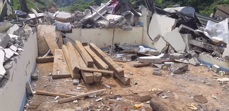 Những dãy tường kiên cố, hàng rào thép đã bị đánh sập